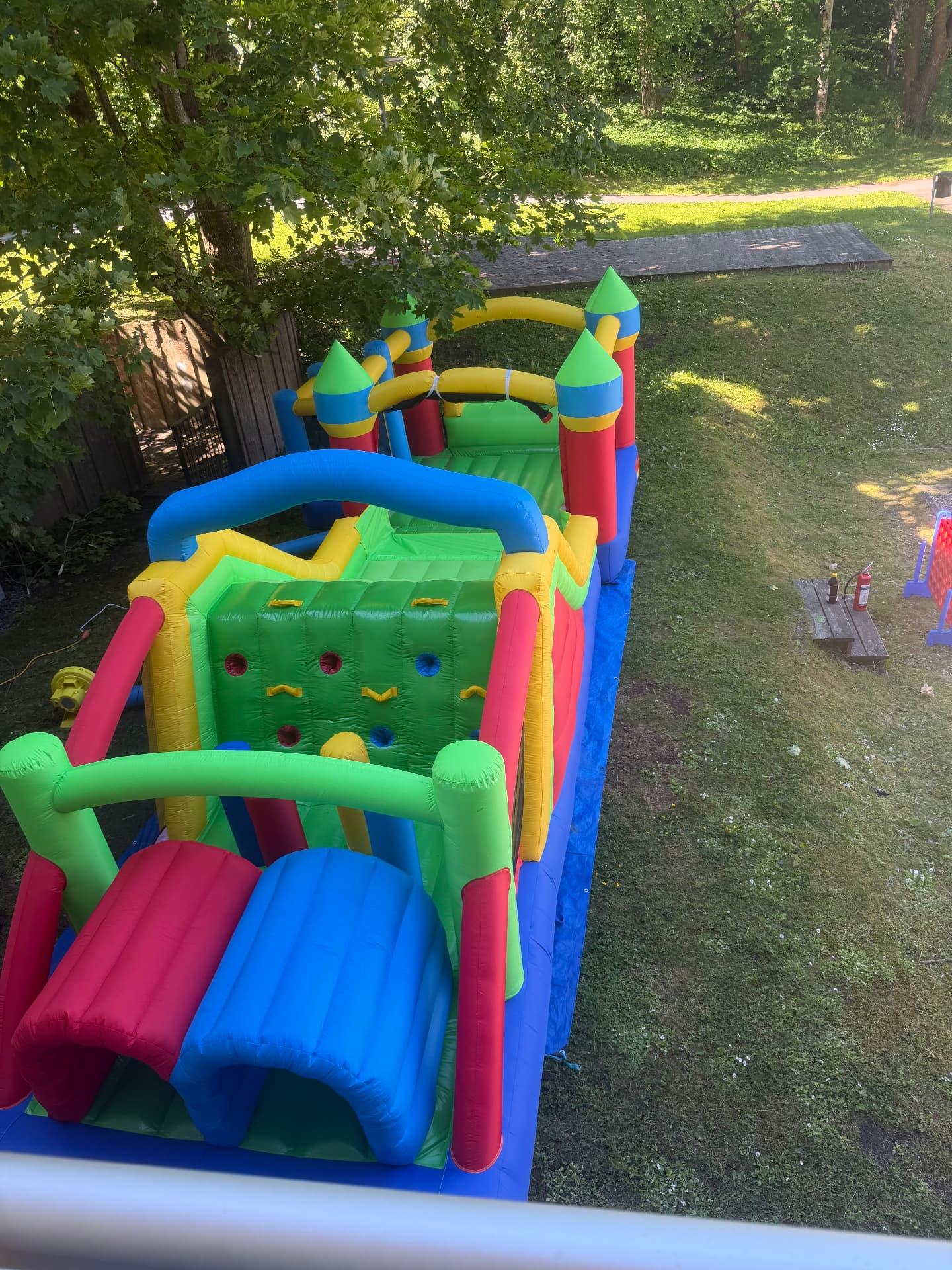 PartyFix färgglad hoppborg i trädgård
